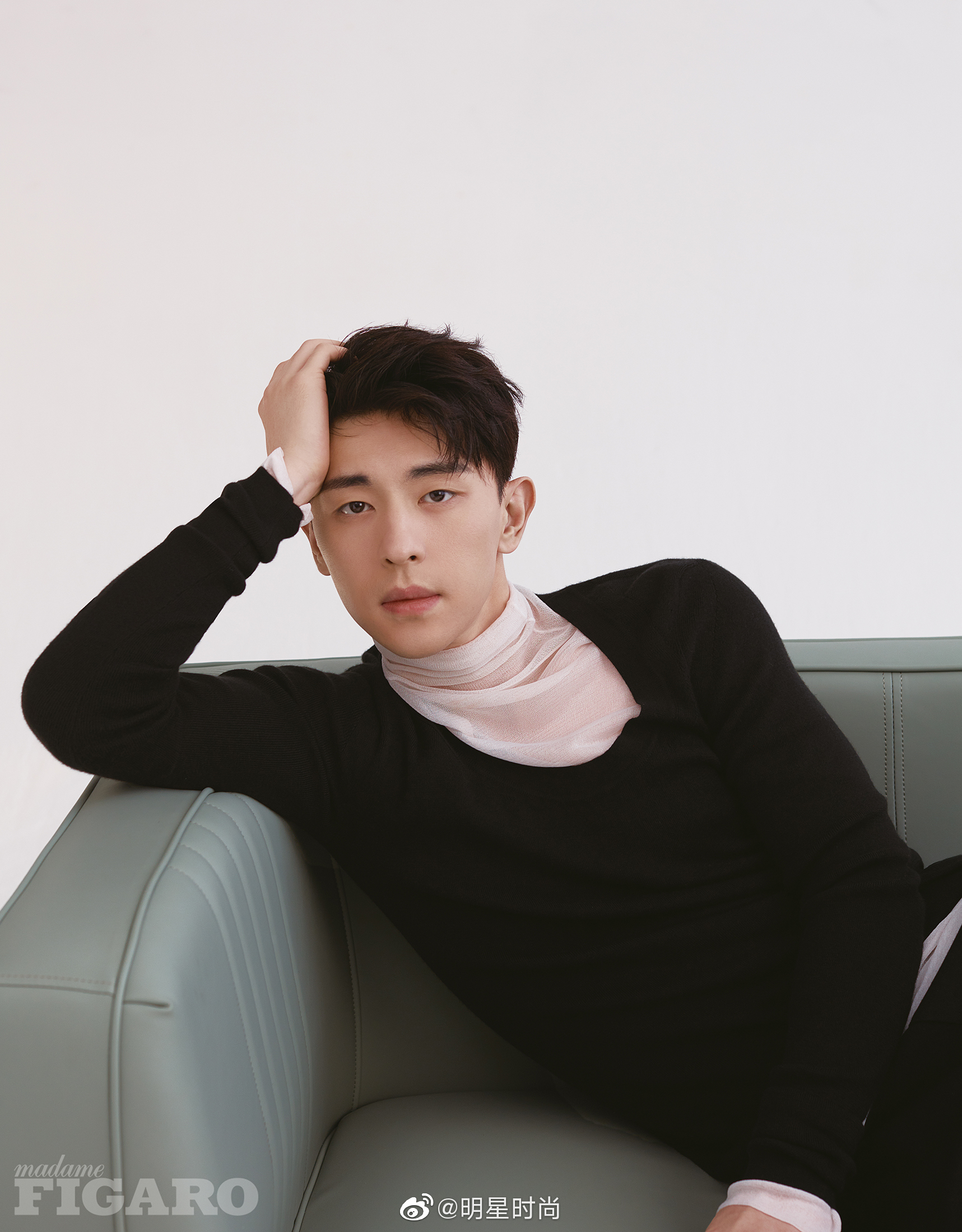 邓伦最新杂志封面图来袭肌肉于红色西装内若隐若现