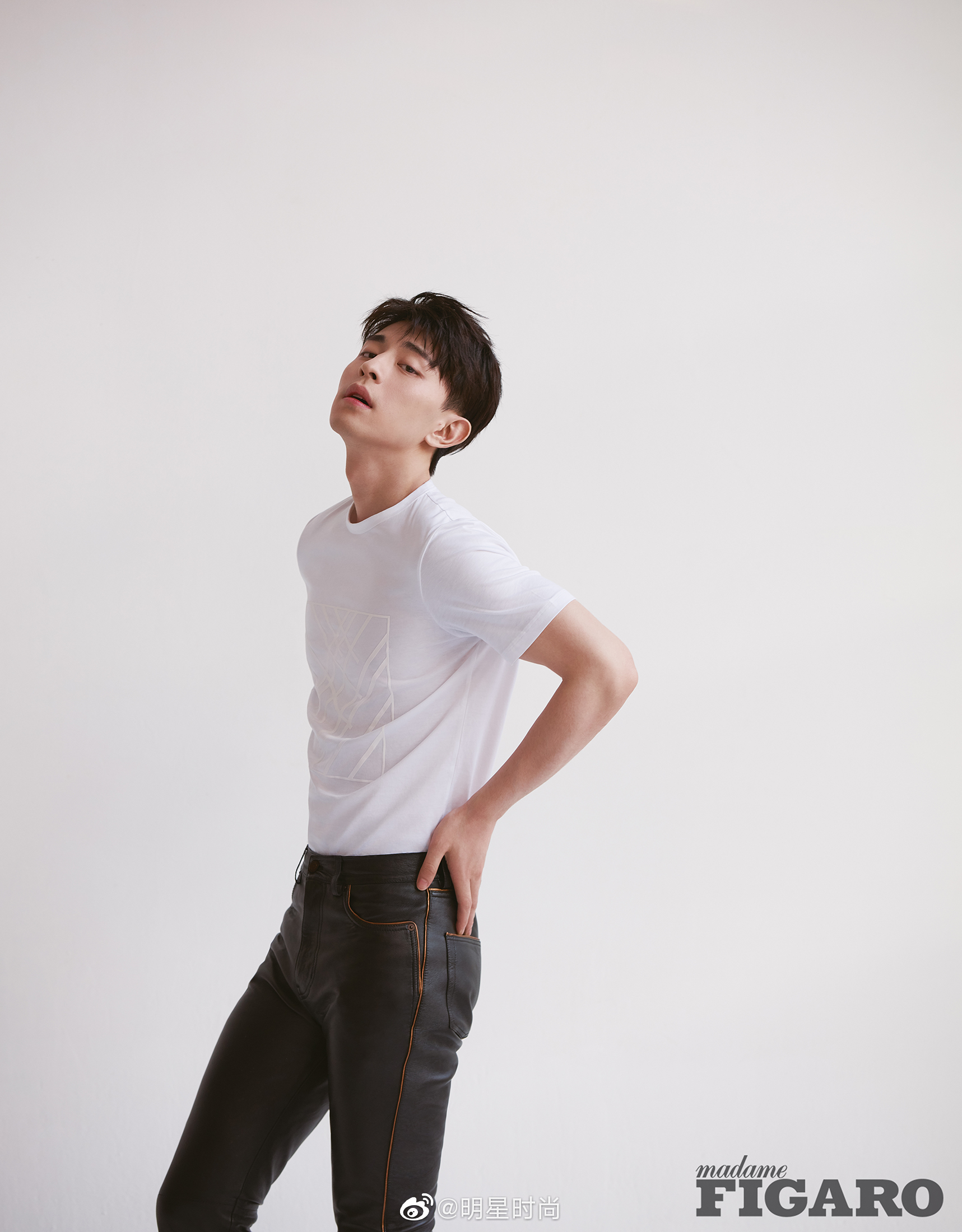 邓伦最新杂志封面图来袭肌肉于红色西装内若隐若现