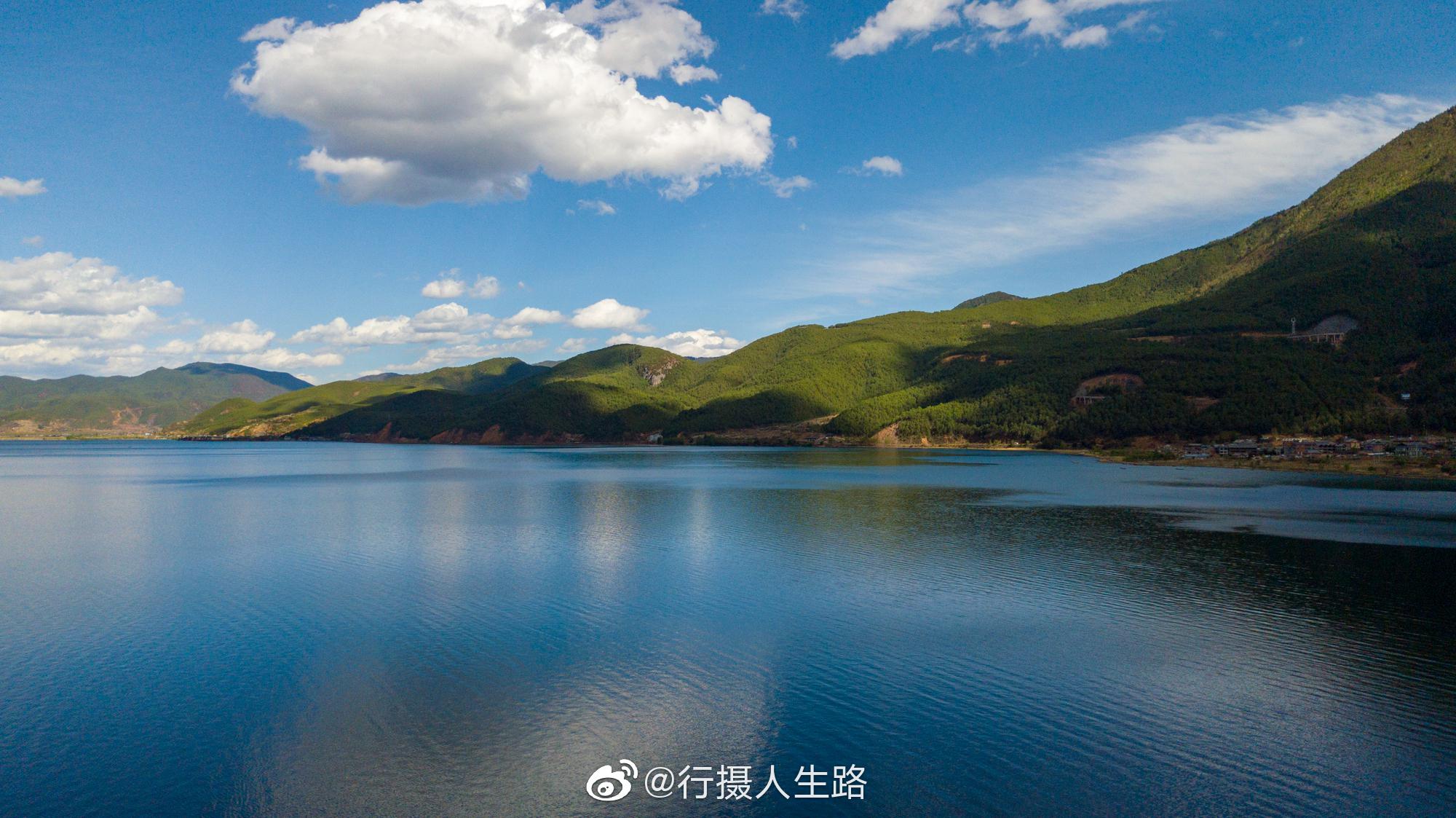 川滇共辖的泸沽湖,位于四川省盐源县与云南省宁蒗县交界处