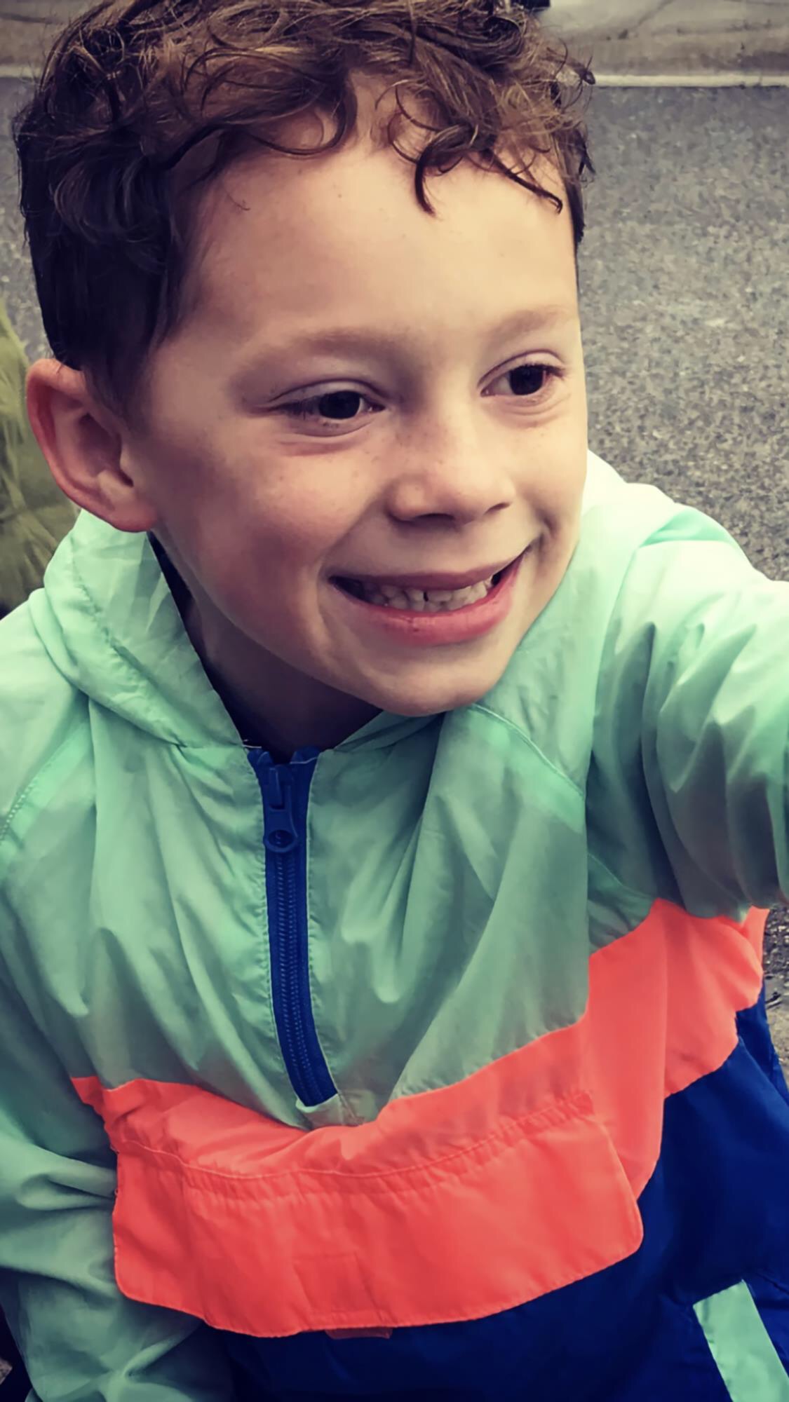 假笑男孩手机壁纸图源网络