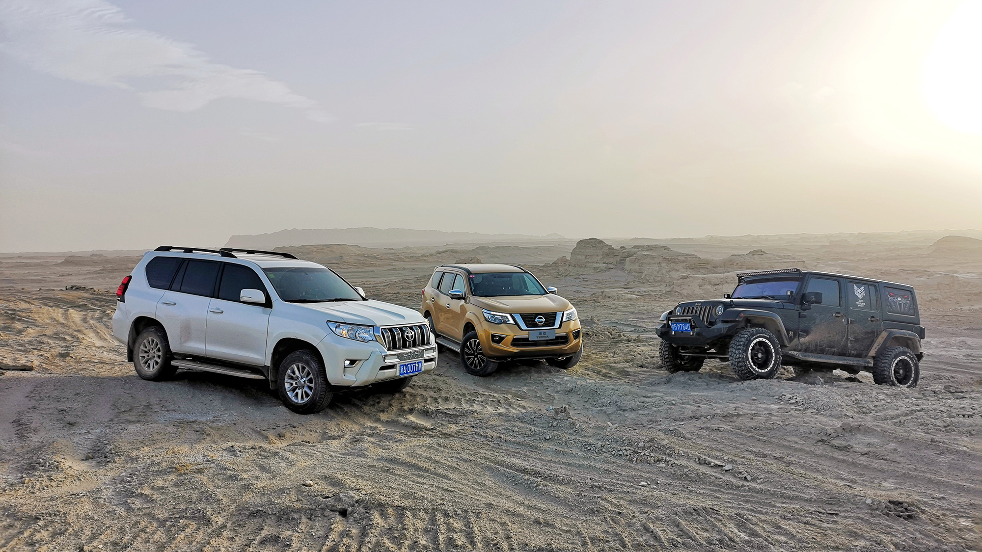 开着硬派越野车穿越雪山,戈壁,是一种怎样的体验?