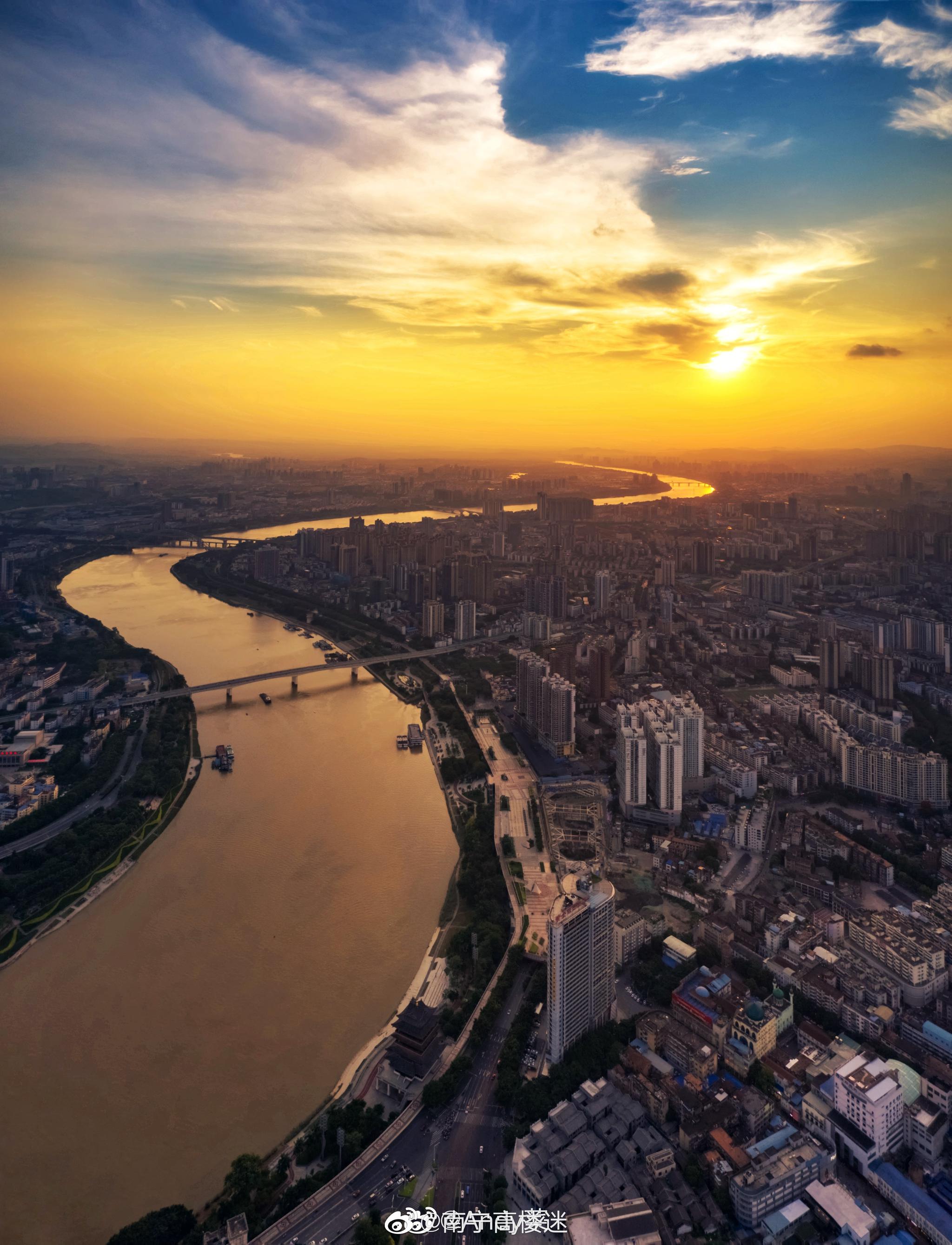 日落时分的南宁美得让人窒息,你见过这么美的南宁日落吗?@andy菜