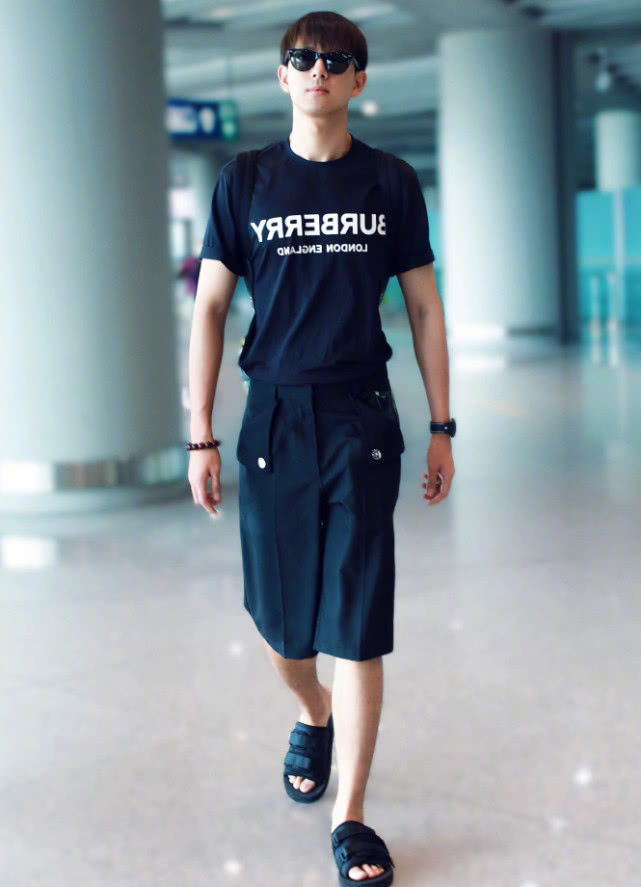 戏里是高冷男神"韩商言",戏外却是穿拖鞋的李现,反差真大!