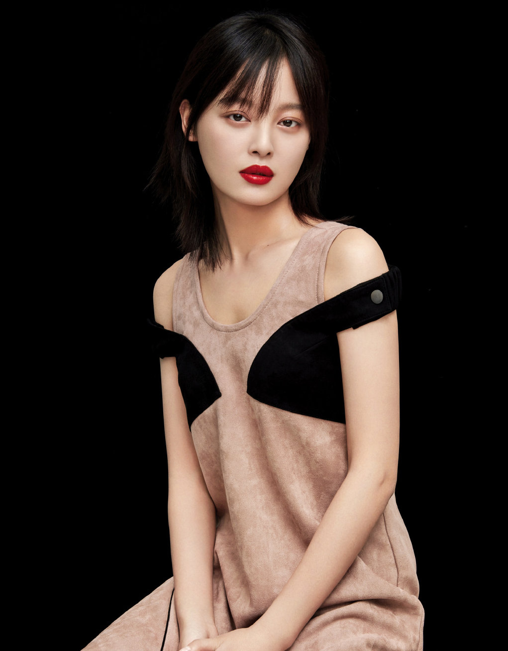 辛芷蕾登上红袖grazia杂志封面新发型复古风造型魅惑十足