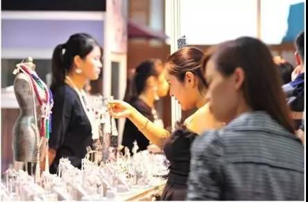 金星花18000买假手镯吃哑巴亏?旅游购物有风险,国庆出行需谨慎