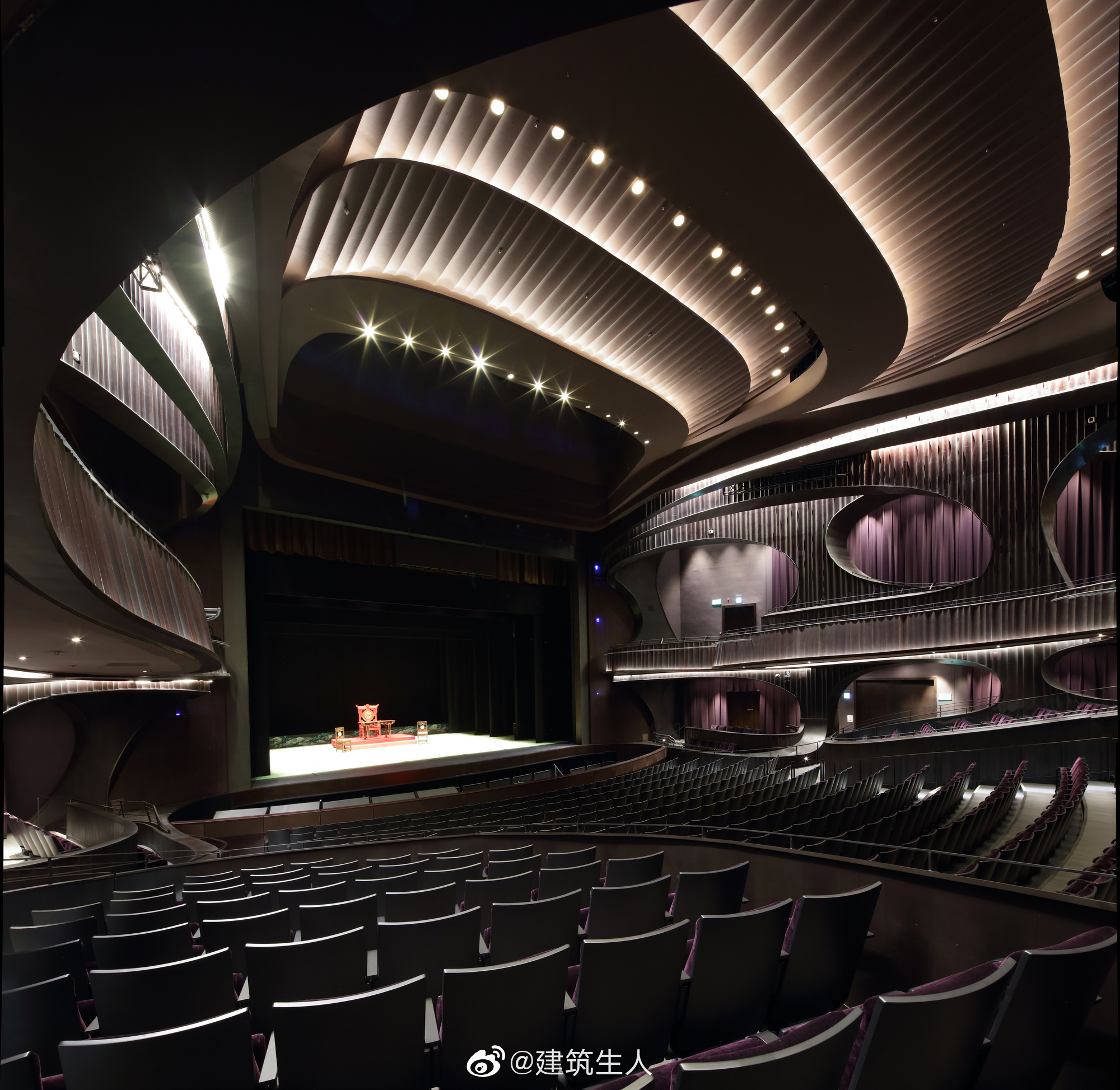 444 | 香港戏曲中心建筑立面由一个模块化的鳍片系统组成,由未经处理