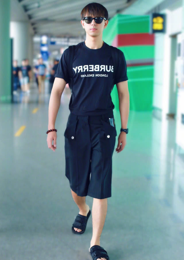 戏里是高冷男神"韩商言",戏外却是穿拖鞋的李现,反差真大!