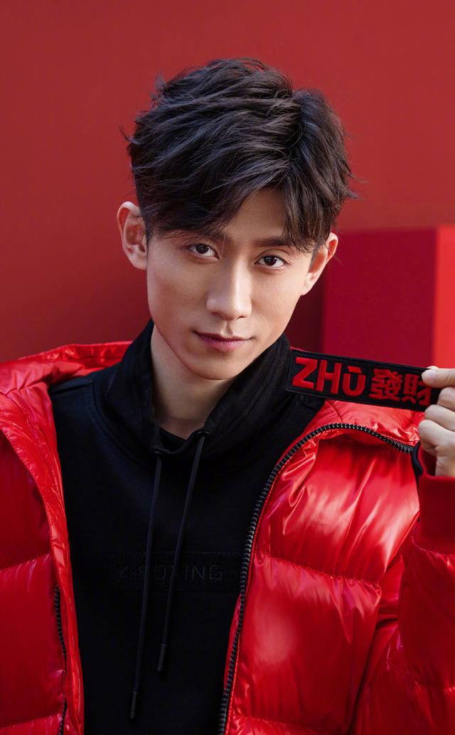 张一山时尚写真照欣赏:酷酷,拽拽的样子相当帅气!