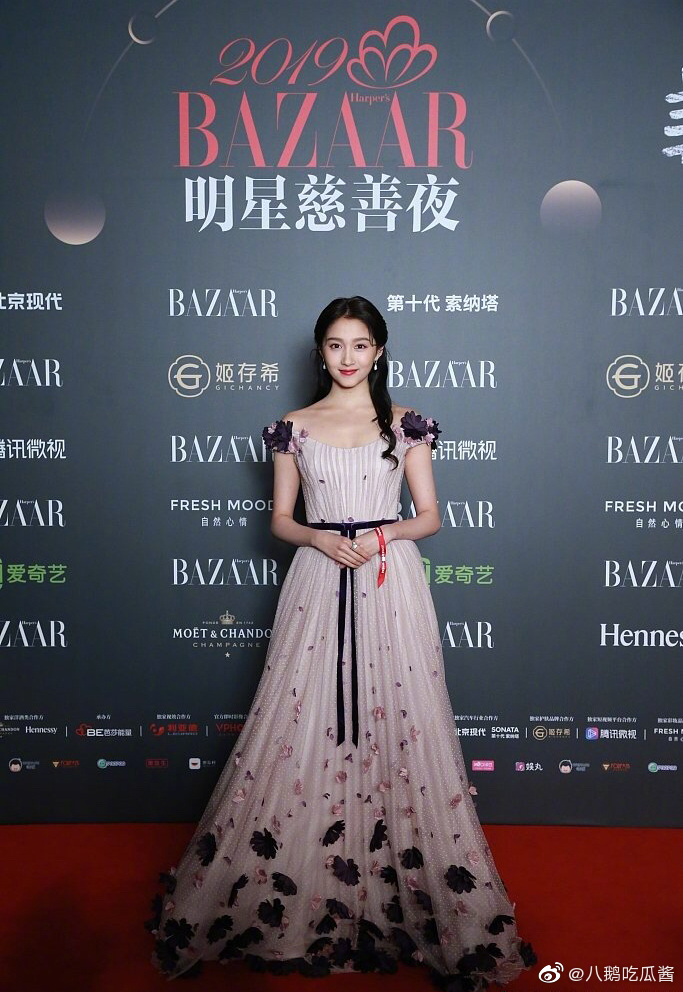 芭莎明星慈善夜红毯小花组关晓彤,娜扎,林允,宋祖儿