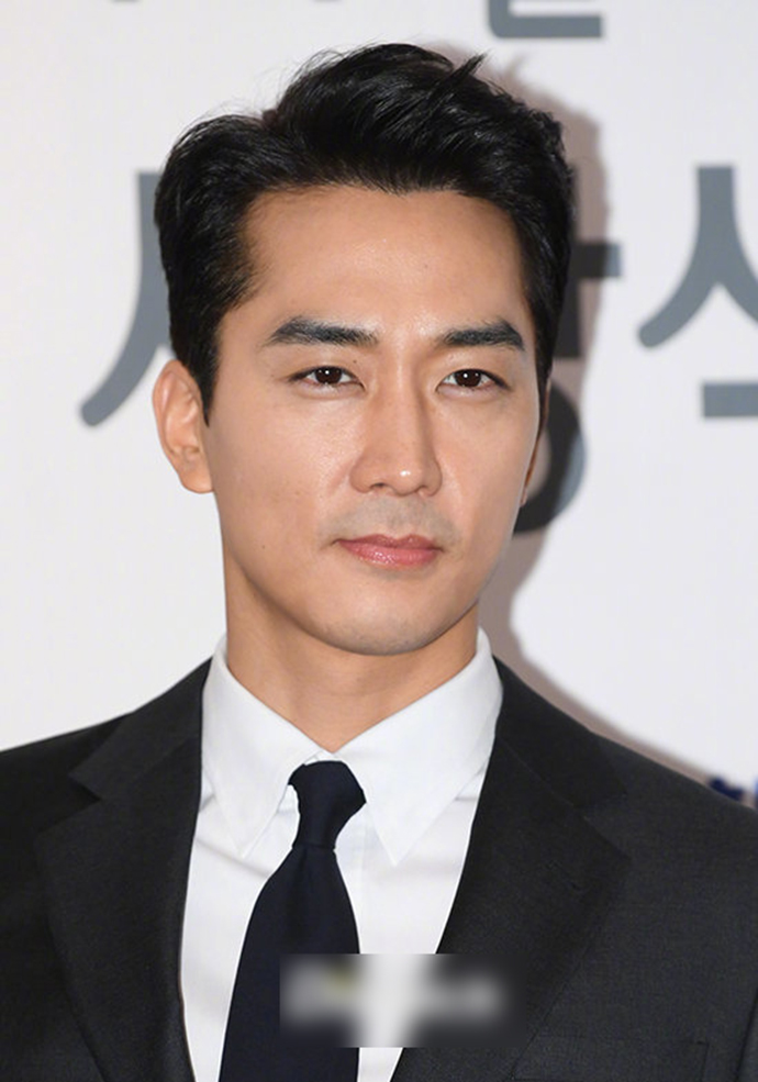 朴敏英斗篷裙现身,92斤穿出102斤既视感,42岁宋承宪成不老传奇