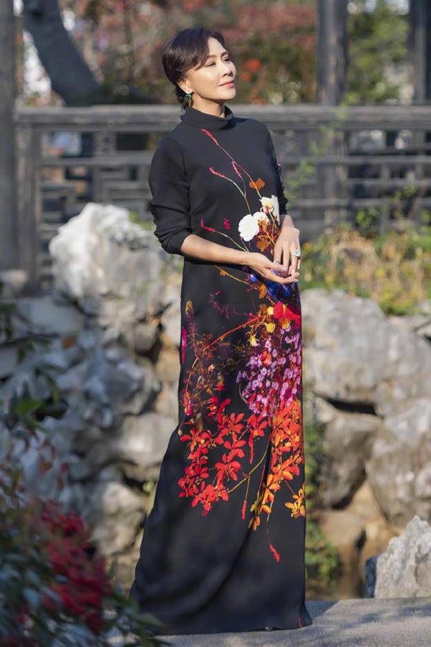 刘嘉玲穿印花装不土气,赤脚漫步尽显少女心,好状态哪像65后呢