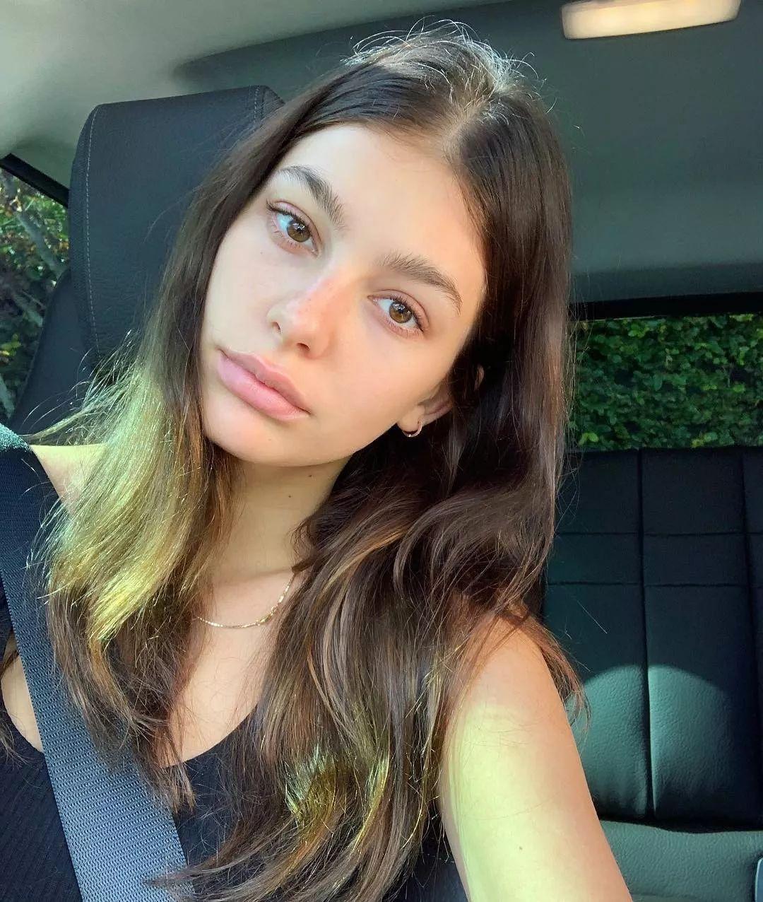 这个世界谁都会老只有小李子的女朋友不会这次的女友竟是95后