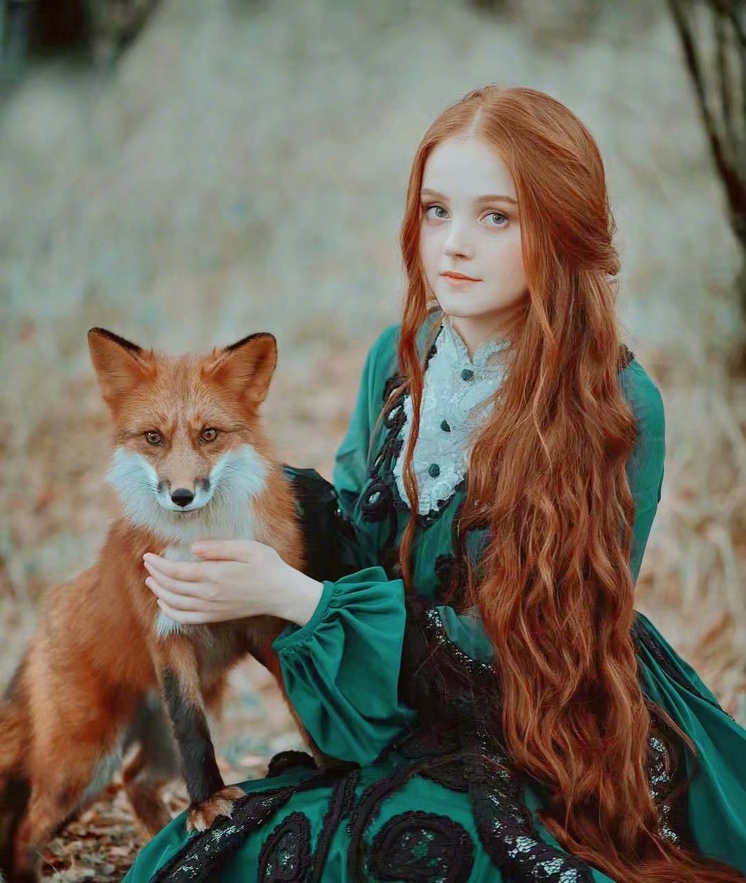 红发女孩抱着狐狸图片