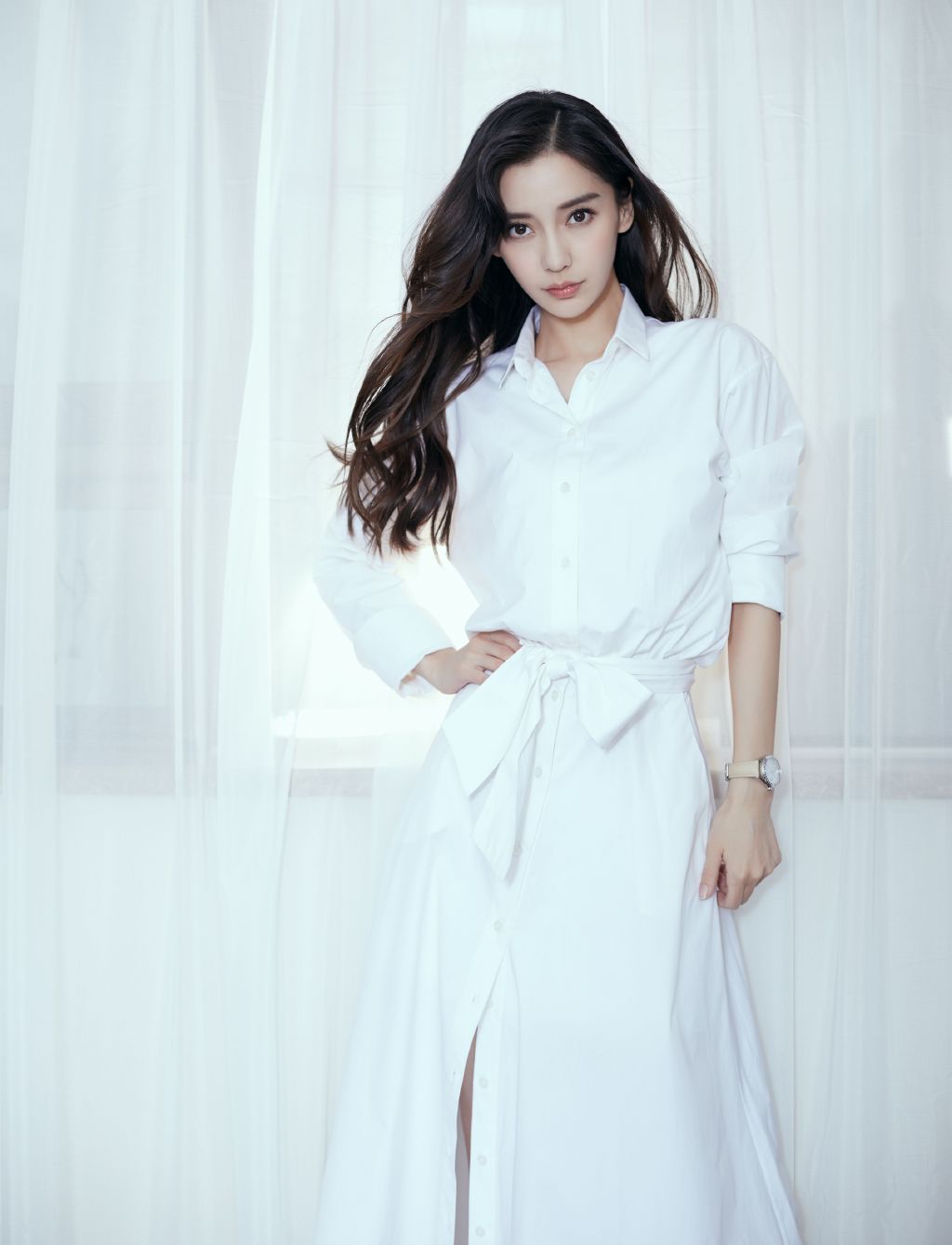 angelababy 身着一件白色衬衫连衣裙,仙气十足.