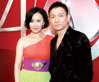 刘德华为向华强唱歌祝寿获刘嘉玲献花,华仔赶紧双膝下跪太可爱了