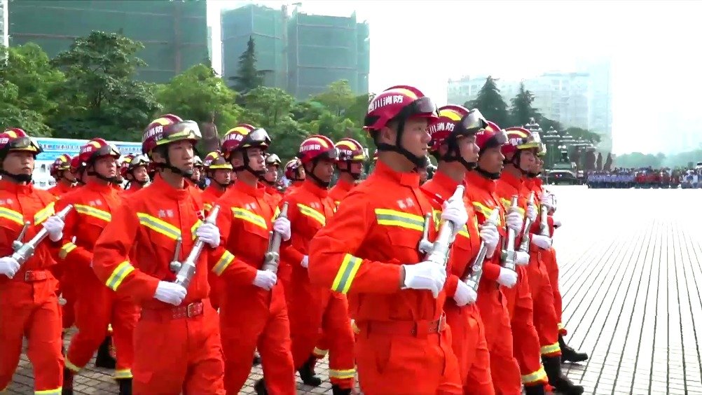 乐山市消防救援支队方队:对党忠诚,纪律严明.赴汤蹈火,竭诚为民