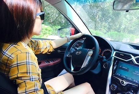 开车有这4个动作的,那一定就是新手了,老司机看着都难受