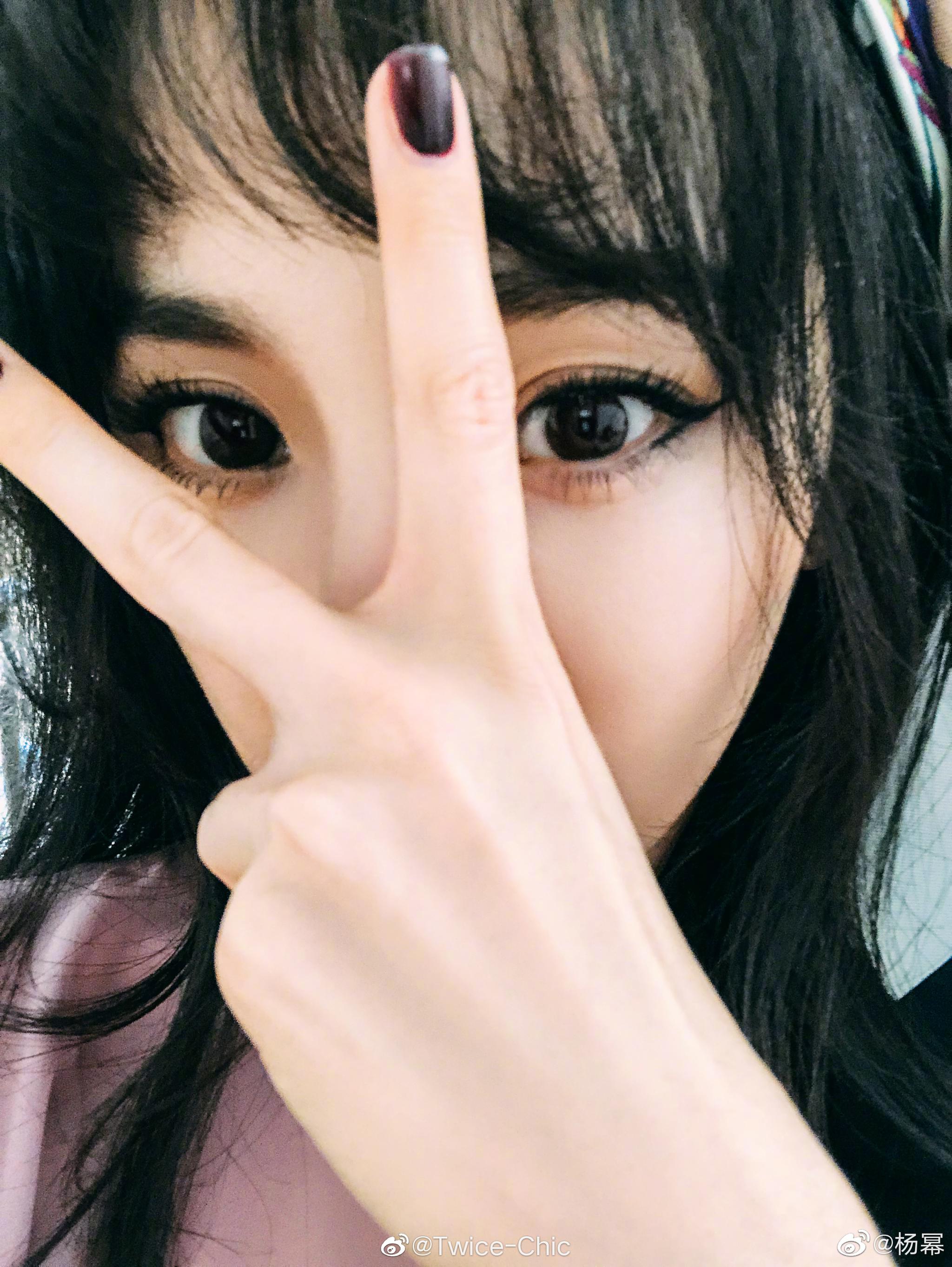 杨幂生日自拍 | 蓬松刘海,上挑眼尾,以及录制间隙的生活穿搭