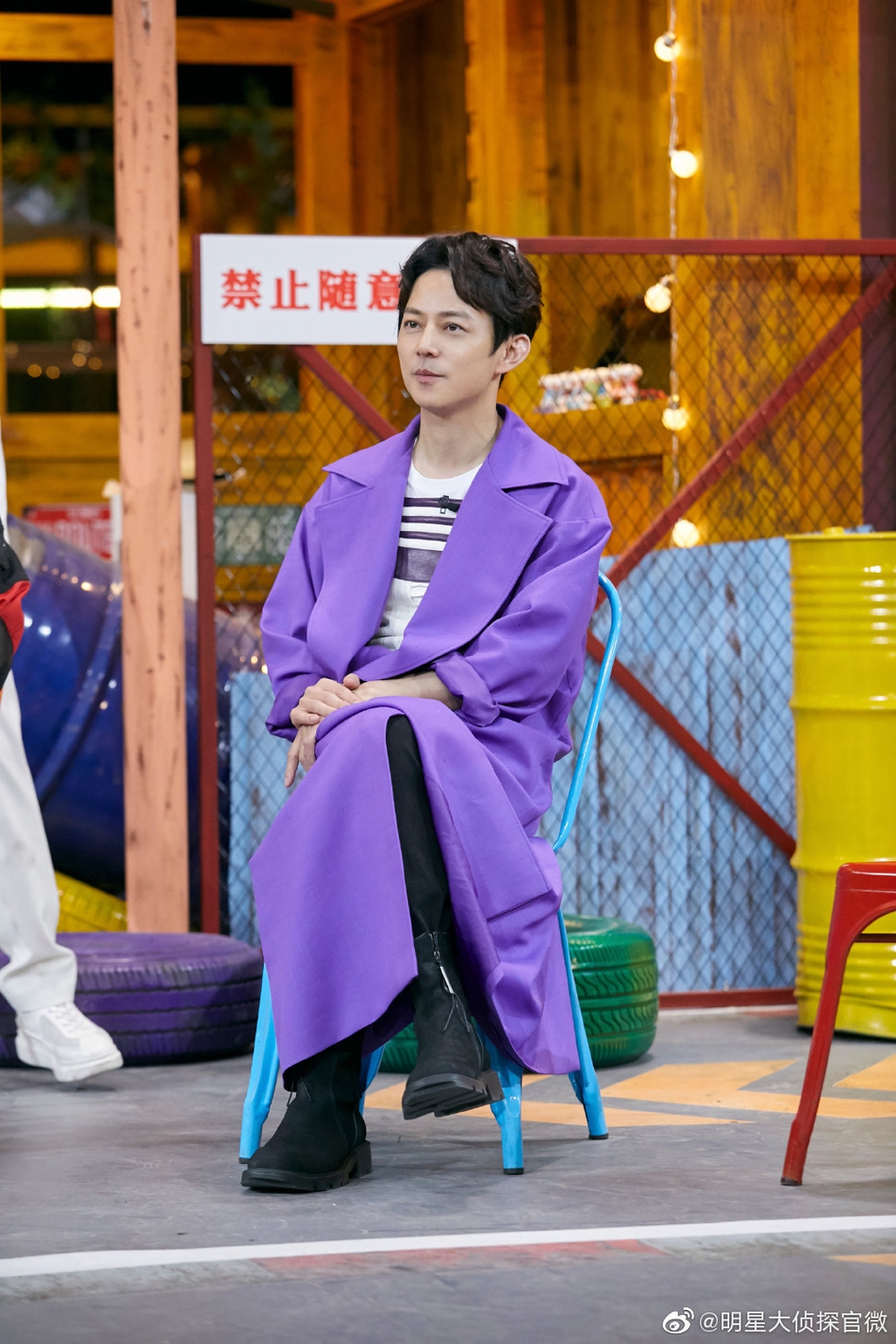 何炅紫色风衣搭面具气质神秘 化身"何艺术"认真探案