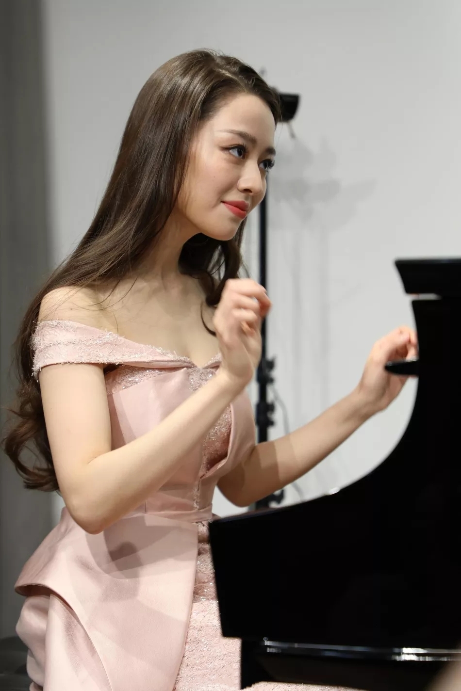 服了吉娜!58cm蜂腰穿公主裙变迪士尼公主,独自出席活动太高调