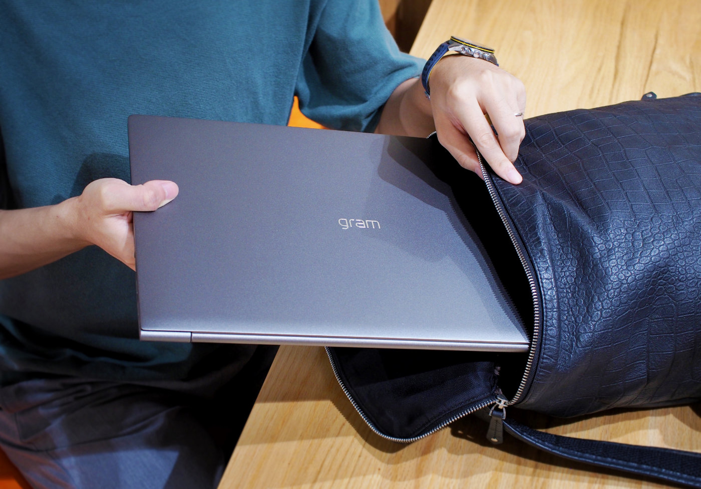 lggram17英寸大屏轻薄笔记本图赏