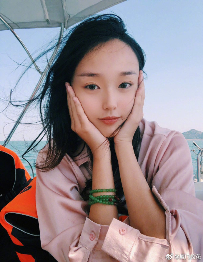 她叫周栩同97年就读于上海商学院身高175cm爱好看书旅游