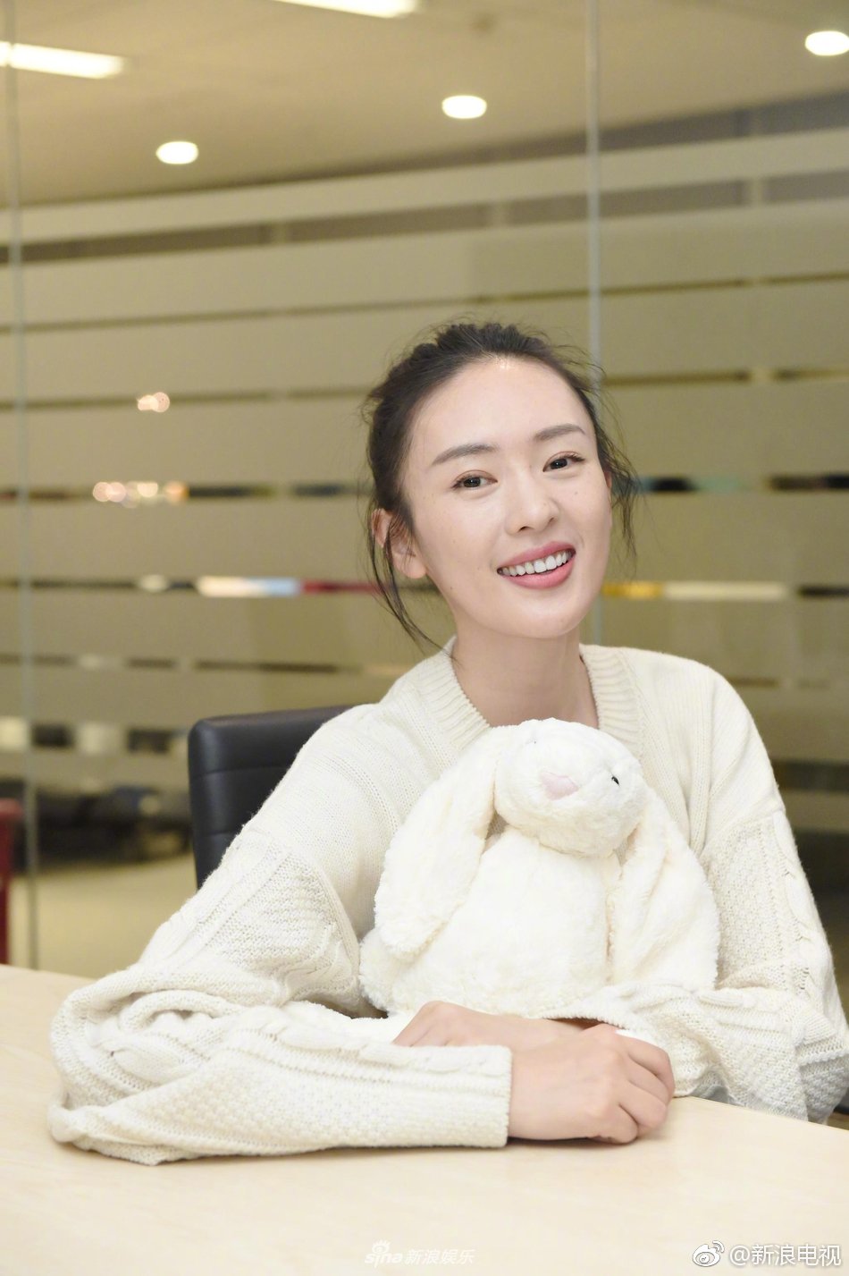 分享一组童瑶小姐姐28日的美图啦身着白衣搭牛仔裤