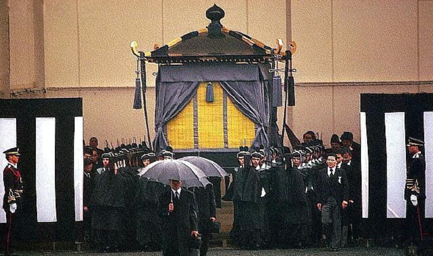 87岁裕仁天皇葬礼,中国也参加了裕仁葬礼