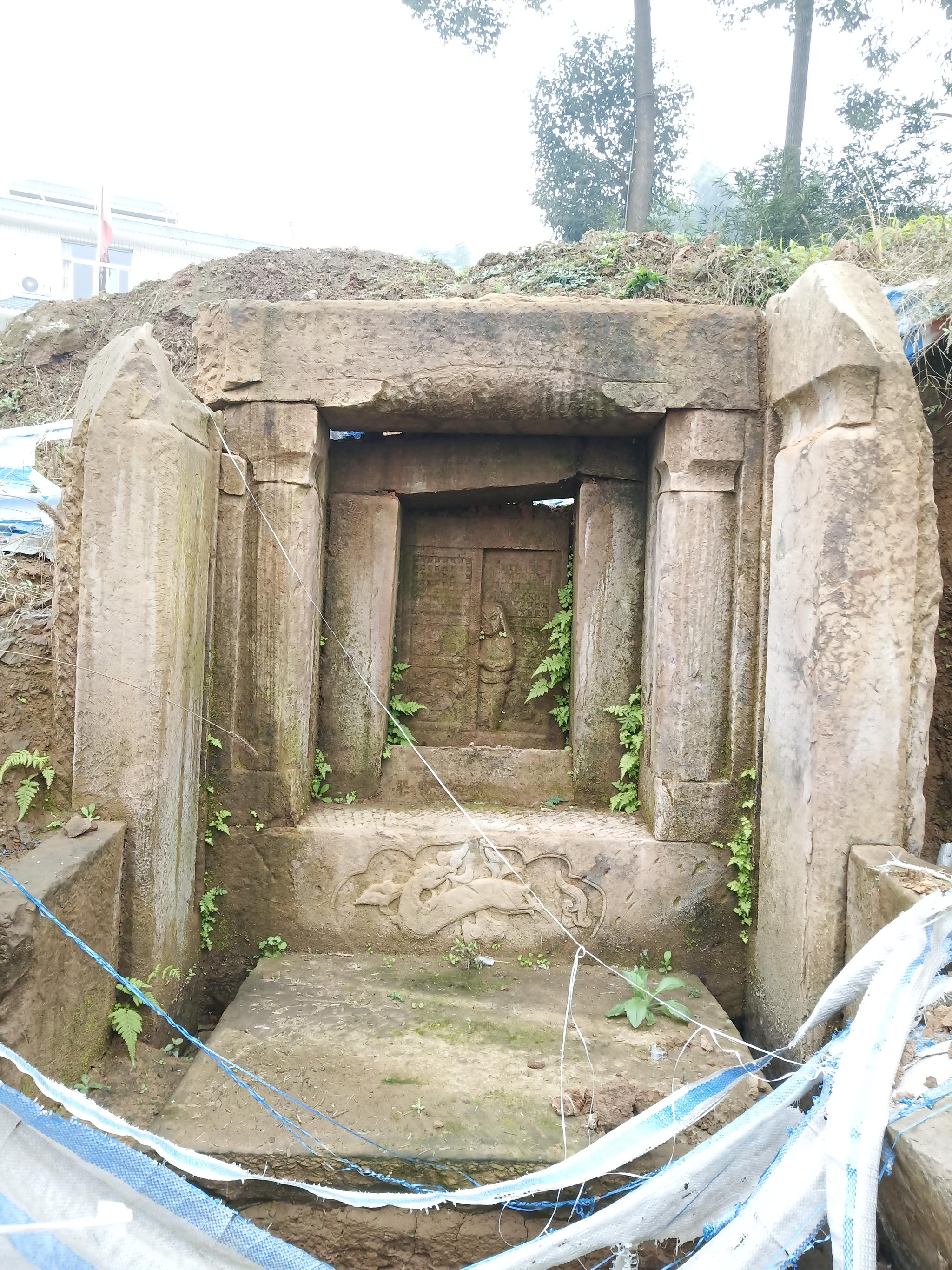 一组石墓图,网友 @o米o朵 提供,位于四川宜宾市江安县.应为南宋