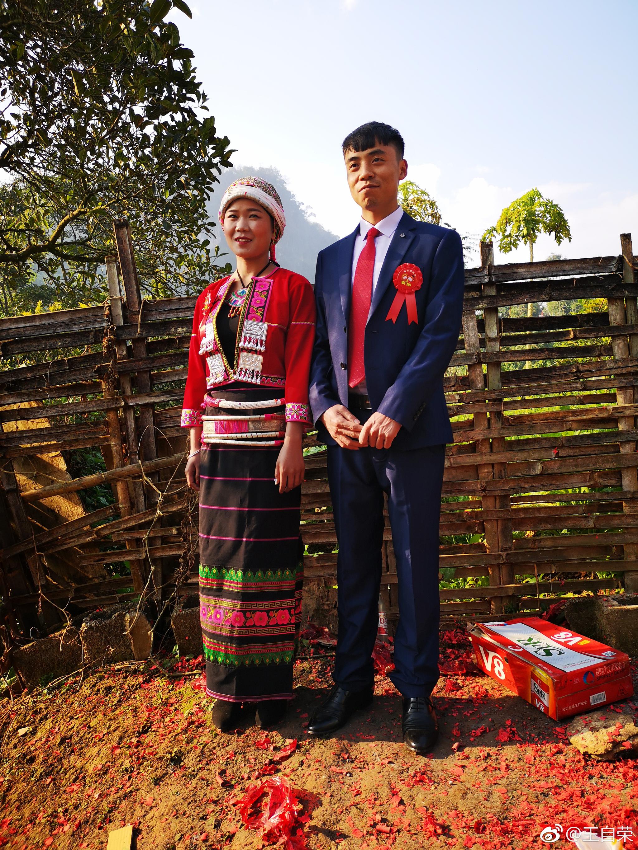 镇康县国门附近,德昂族村子里婚礼.与傣族的多有相似之处.
