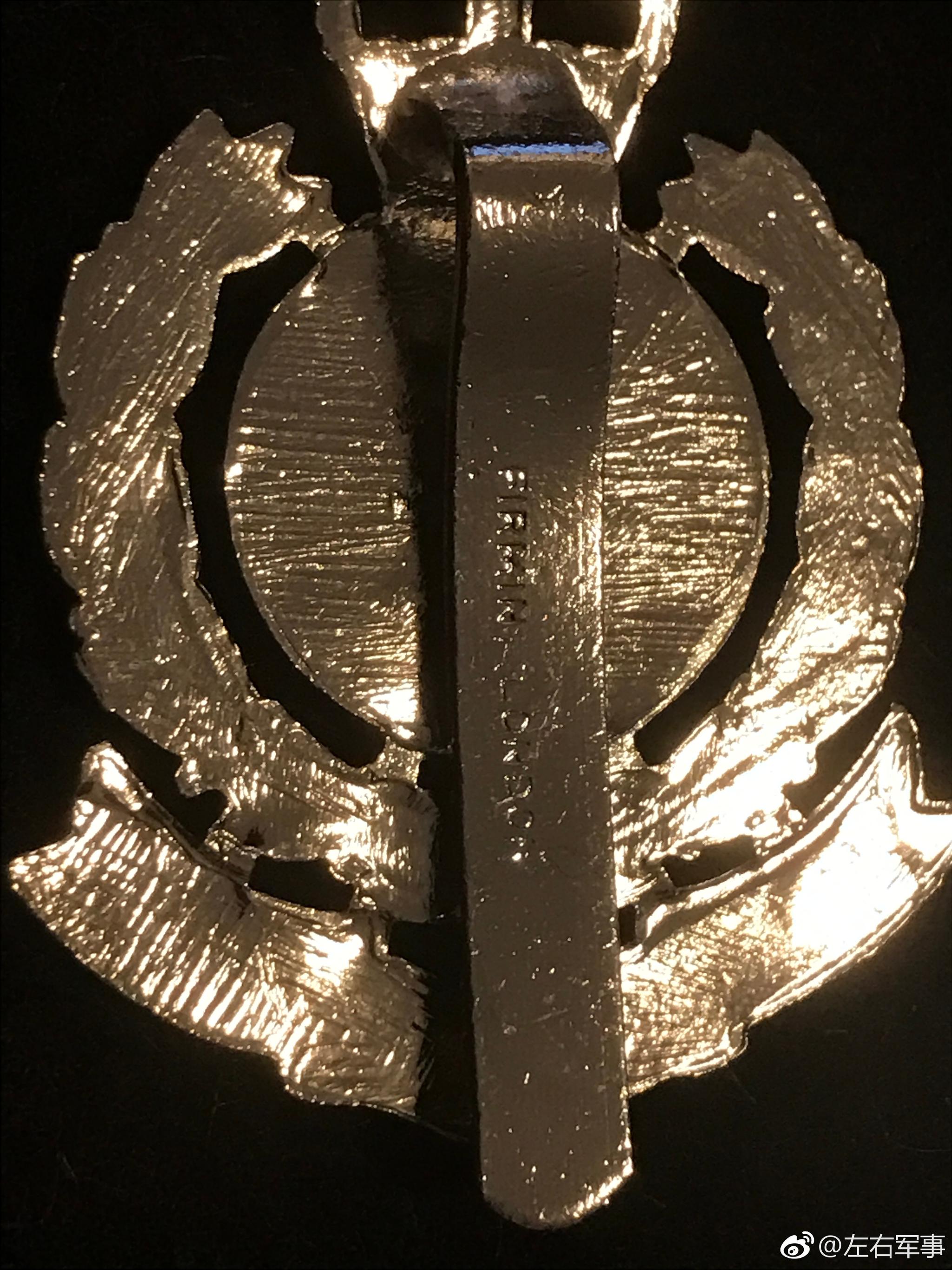 一顶全新的香港警察大檐帽帽徽是伦敦生产的帽墙带还没有摘掉