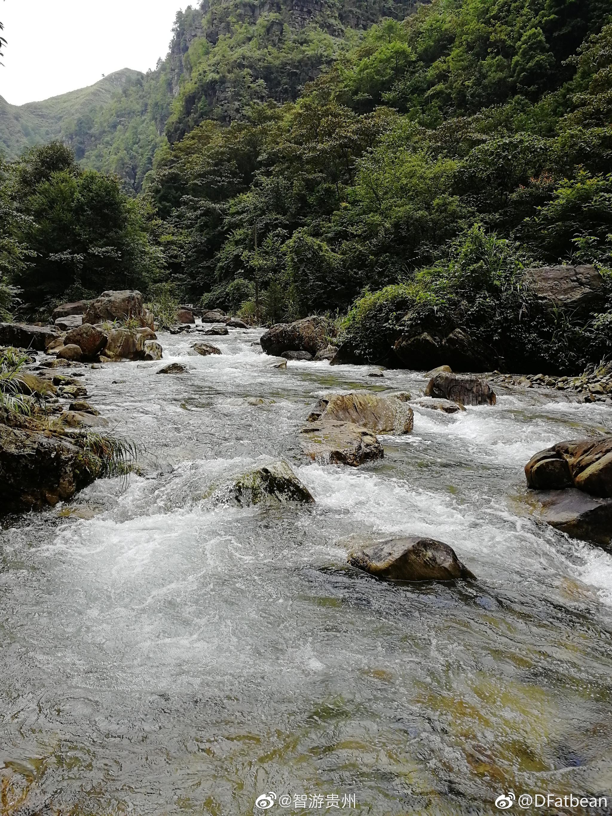 珠江源头之一的贵州省独山县夹缝沟瀑布,尚未开发的自然景区