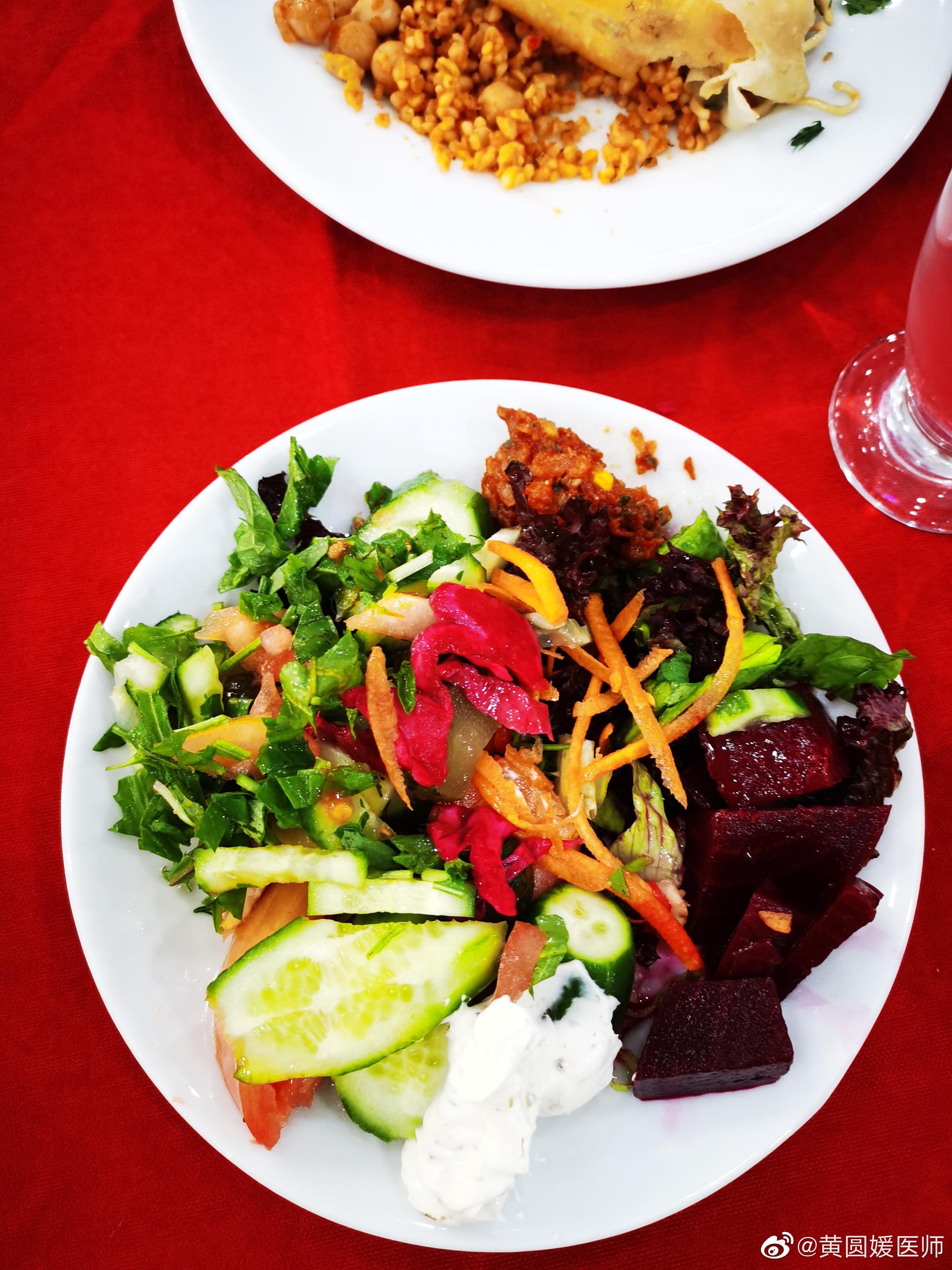 在土耳其当地吃的地中海食物,以橄榄油,奶酪,生菜沙拉,烤鱼为主