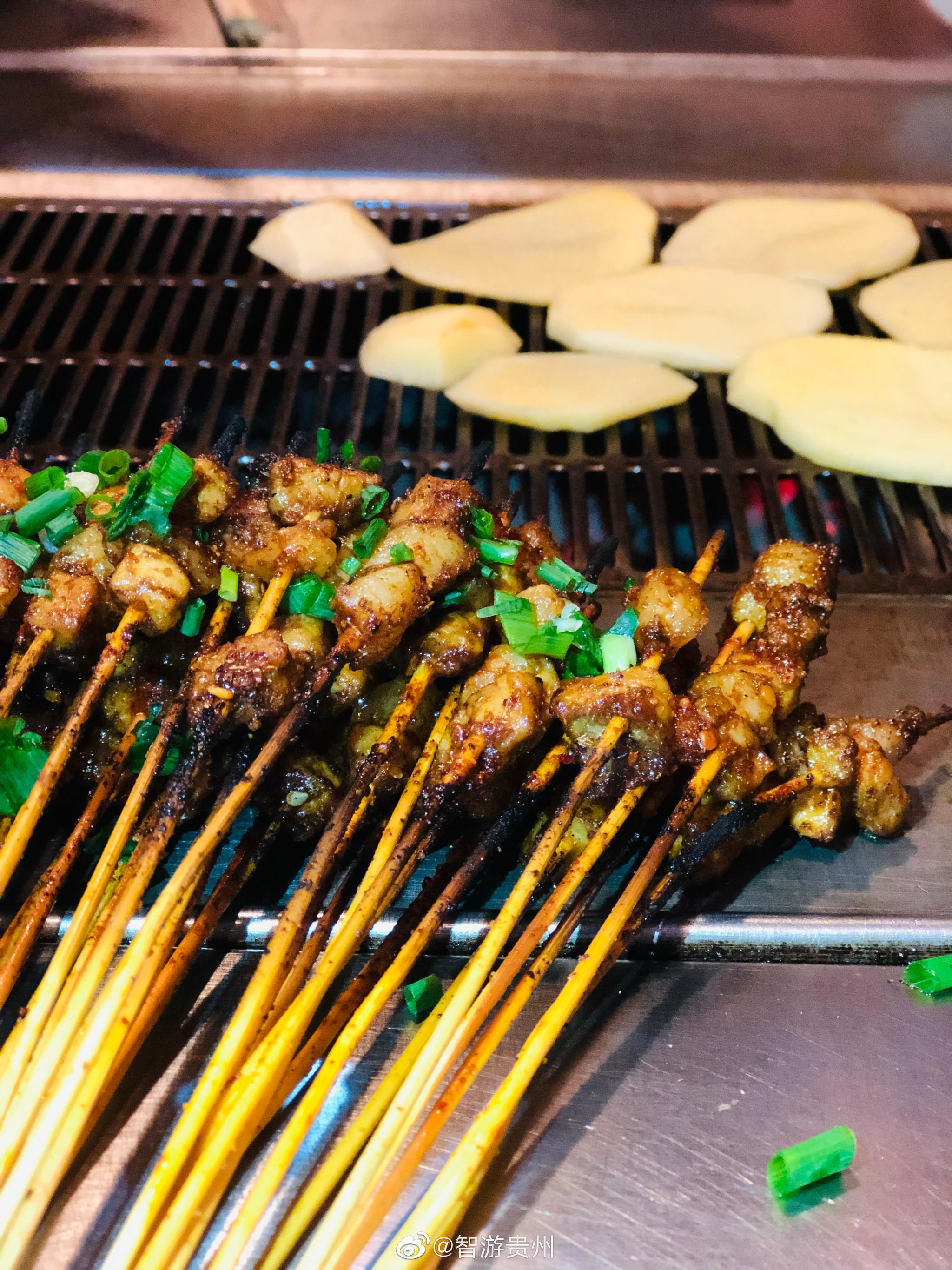 在贵阳,永远不会踩雷的美食,夜宵摊上的烤肉串要算一个