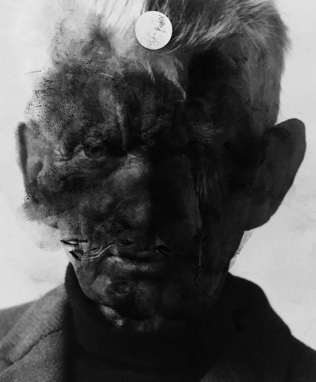 稀释木炭画felix dolah 用稀释过的木炭绘制了他的极简主义,幽灵般