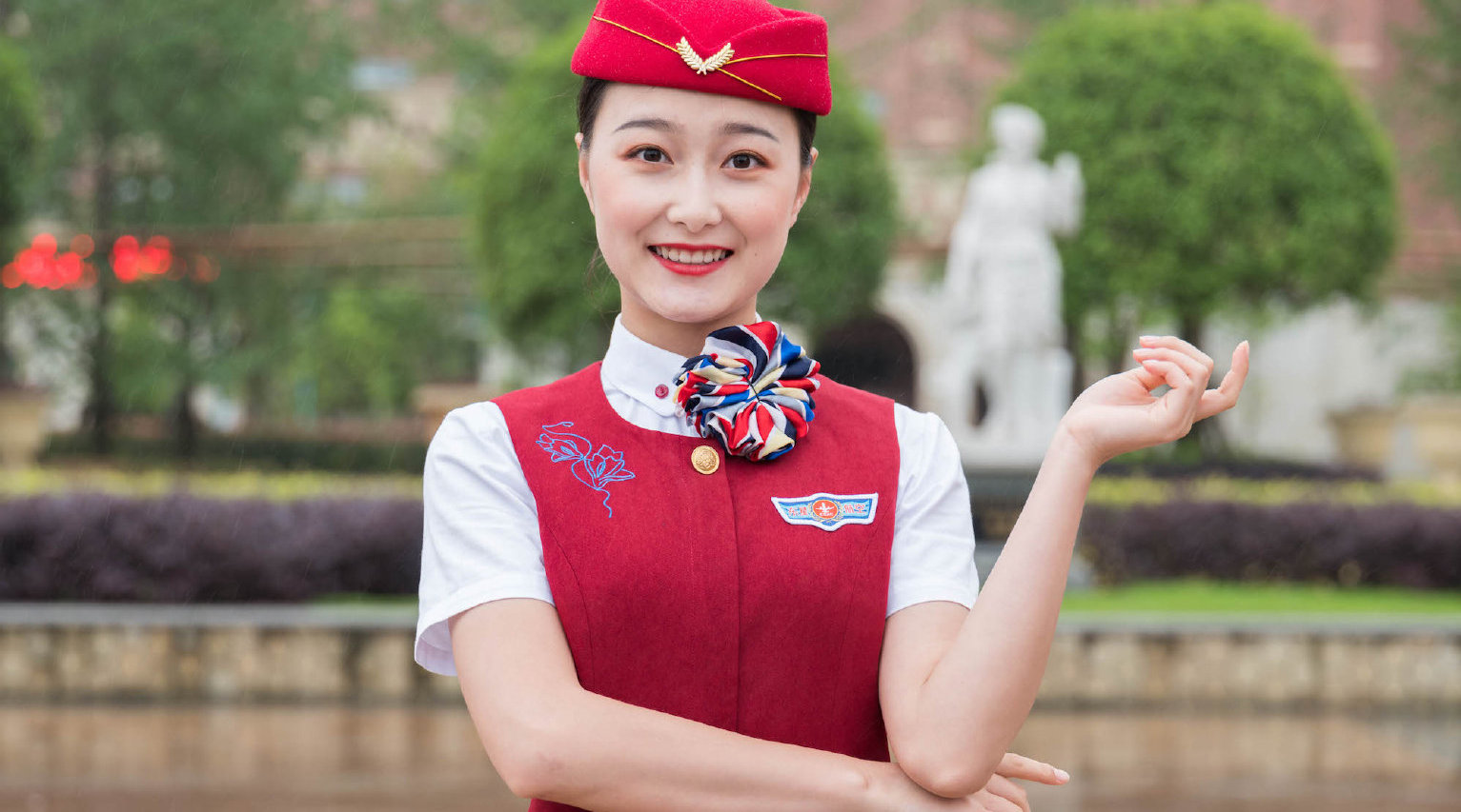 空姐用身体摆笑脸图案,天航天天都是微笑日!5月7日上午