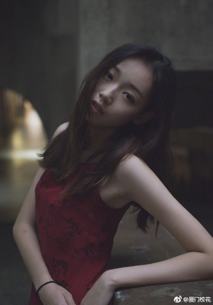 她叫周栩同97年就读于上海商学院身高175cm爱好看书旅游