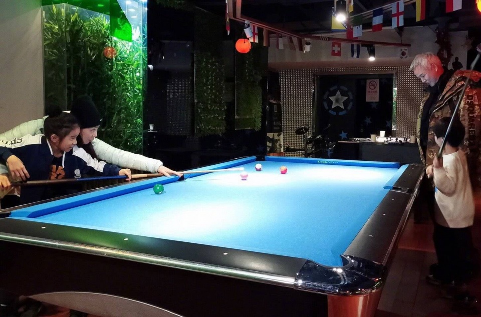 张庭为七岁儿子庆生,一家四口同框打台球,画面温馨!
