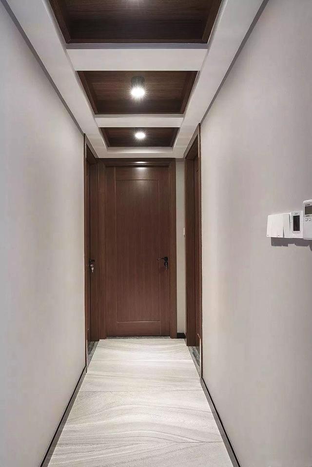 走廊过道的吊顶也很适合用来做个假梁造型,特别是一些有横梁,走廊过道