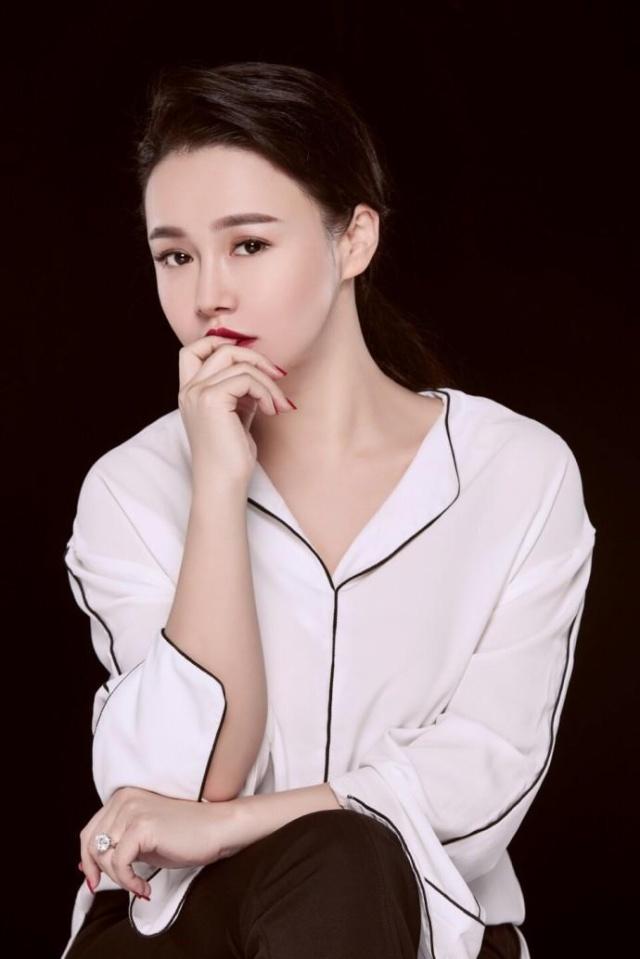 她曾是央视主持,与拳王相识5天就恋爱,被分手23次,今身家千万