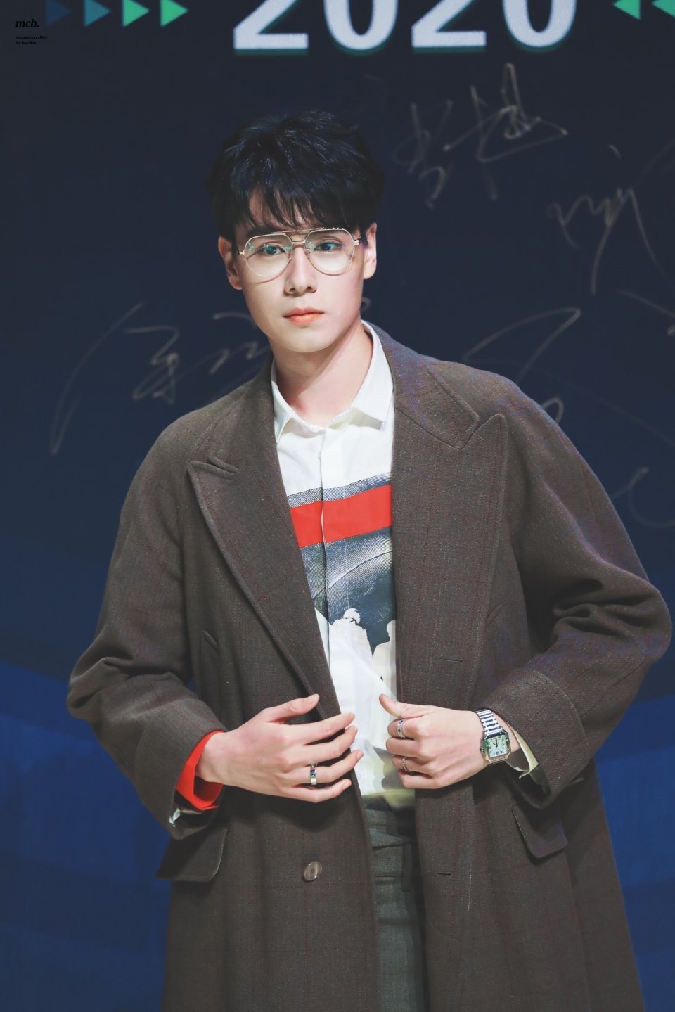 胡一天尖叫之夜红毯cut眼镜杀 风衣,太绝了