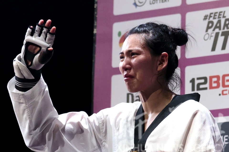 世锦赛最佳裁判为郑姝音喊冤英媒沃克顿在嘘声中庆祝胜利