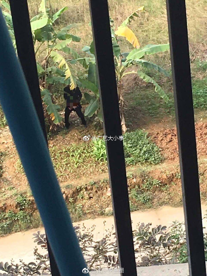 太恶心了南宁某高校女生宿舍惊现露鸟男猥琐举动令人发指