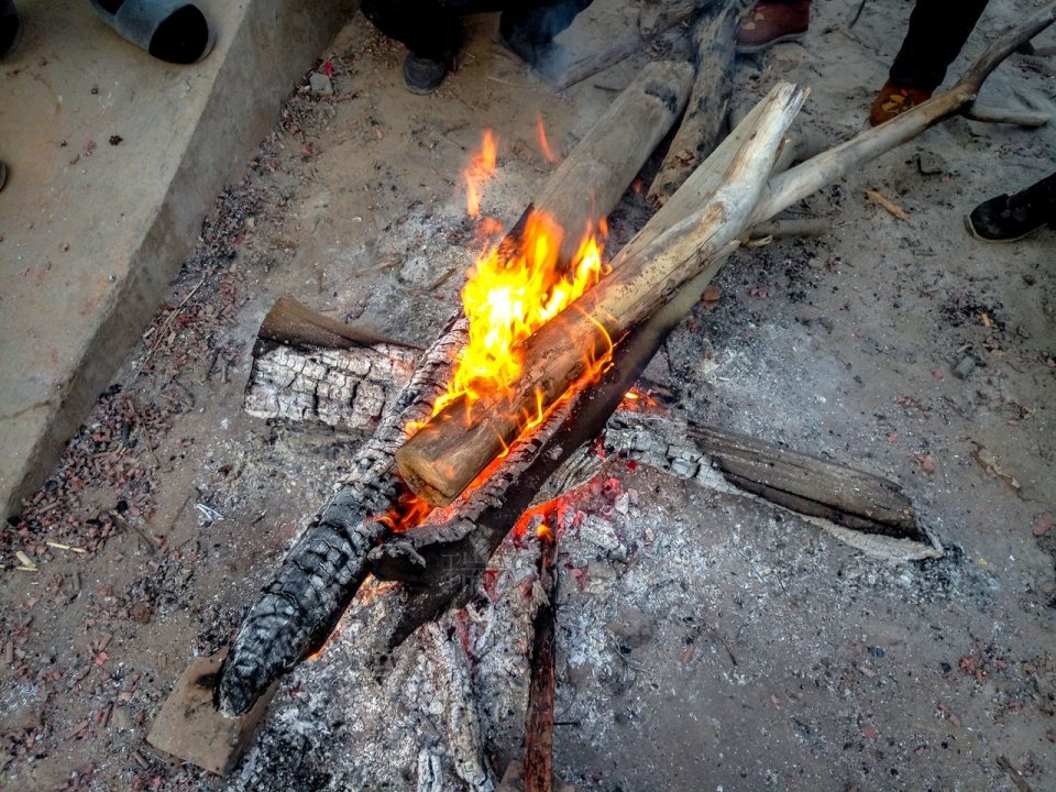 农村过白事儿寒冬腊月三九天人们街头烤火取暖却害怕拍照为什么