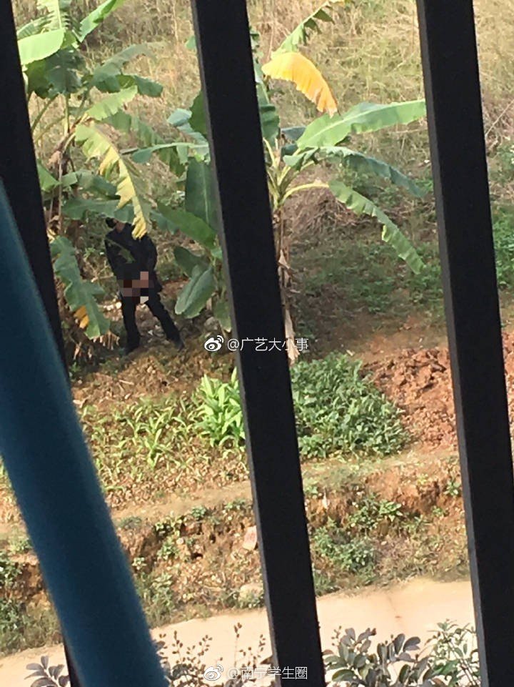 太恶心了南宁某高校女生宿舍惊现露鸟男猥琐举动令人发指