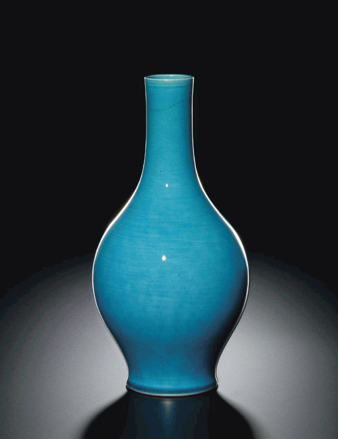 孔雀绿釉是一种瓷器釉色名,色似孔雀尾羽