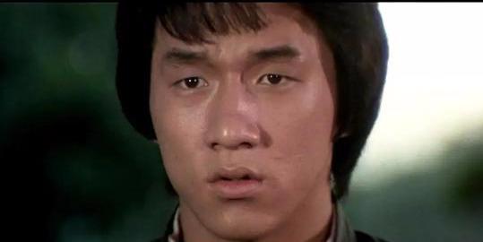 与李小龙斗殴，和成龙交恶，昔日影坛大哥走向没落，终凄冷离世