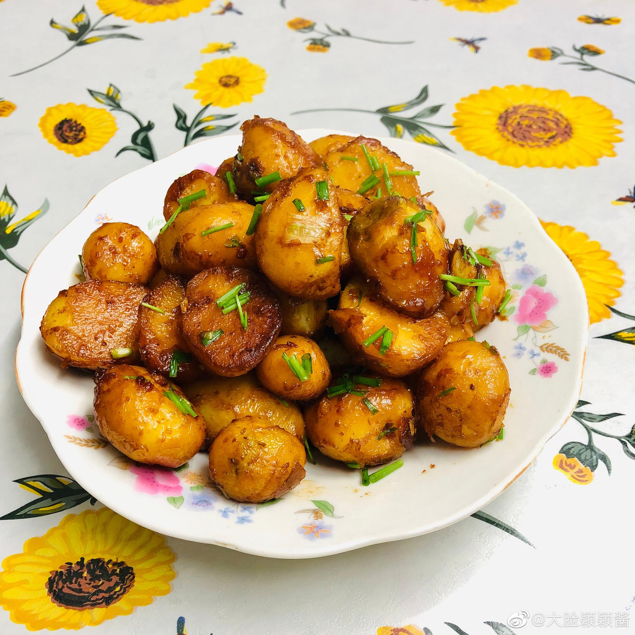 红烧土豆虾干炒南瓜番茄炒杏鲍菇葱炒鸡蛋蒸带鱼图一是