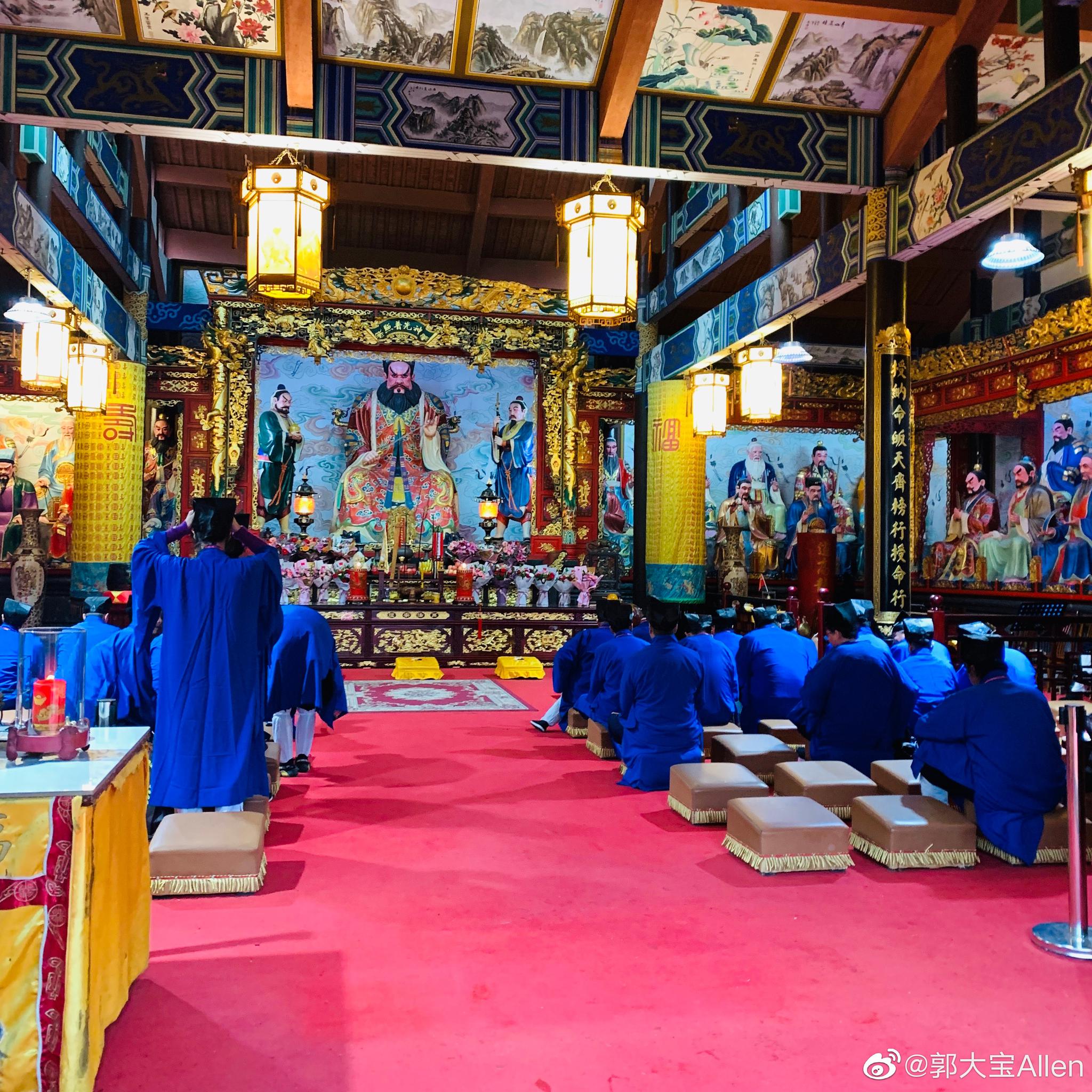 师承天师府正一派.弟子法号三弘