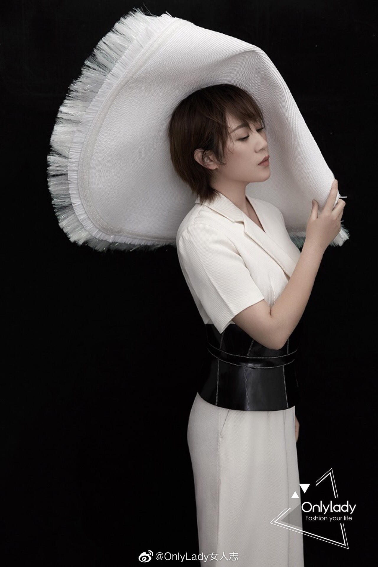 演员马丽 拍摄的一组时尚大片曝光,色调简约,造型百变